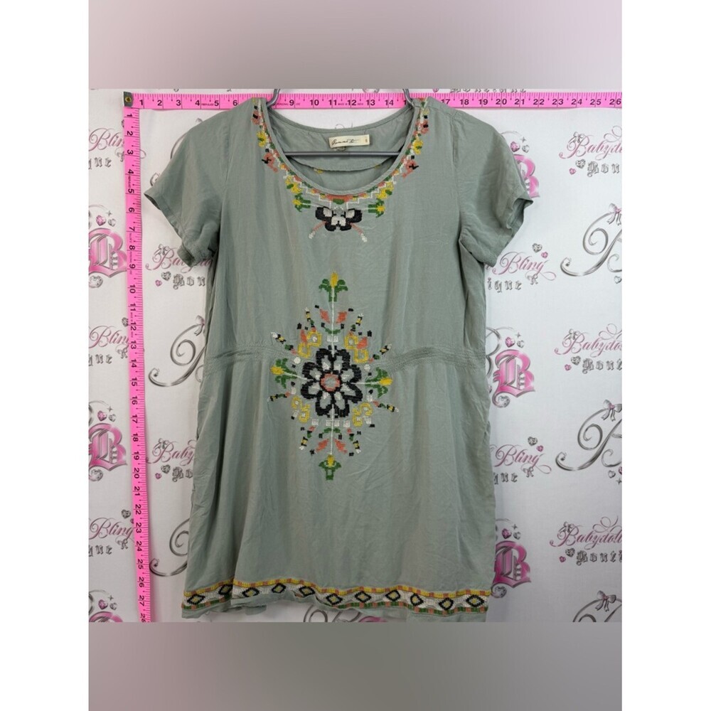 Comme toi T-shirt Embroidered Sage Green Short Sleeve Tee with Floral Motif